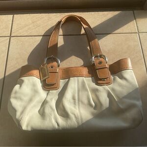 Vintage Coach Cream and Tan Leather Shoulder Tote 😊💞
Send any offer thank you!